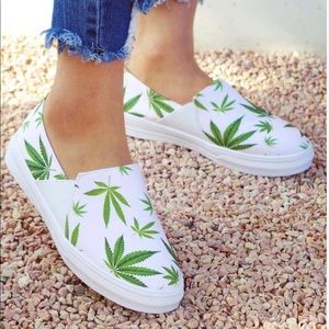 New Ladies Rosy “Green Leaf” Slip-on Sneakers 🍃